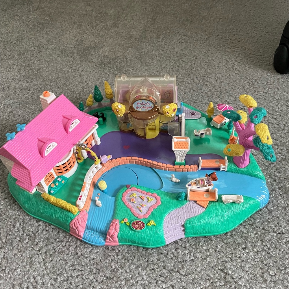 Polly Pocket Magic Movin’ Pollyville 1996 magnetic play set toy with figures